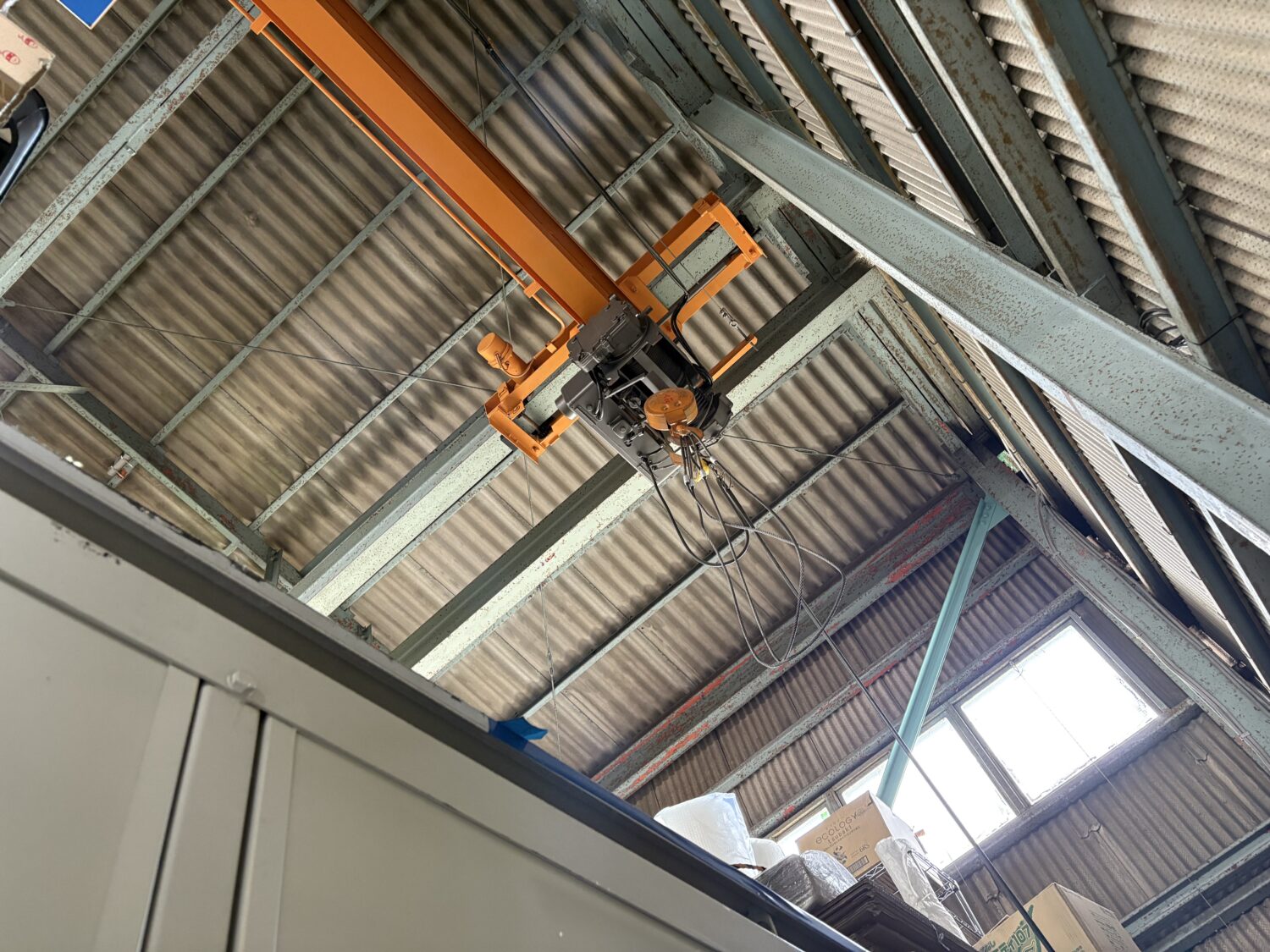 埼玉県八潮倉庫　2.8tクレーン